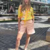 Blusa ligera en tonos amarillo y rosa con estampado geométrico, combinada con short rosa de tiro medio - Carola Pino Boutique